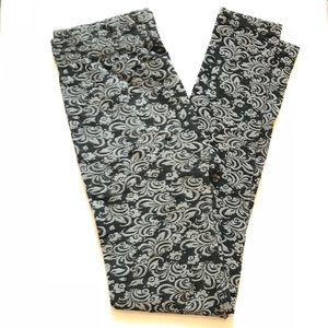 **2 for $5** Scroll Pattern Leggings